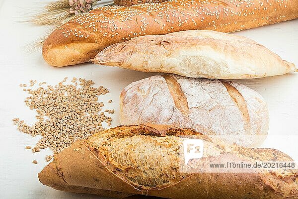 Verschiedene Arten von frisch gebackenem Brot auf einem weißen Holzhintergrund. Seitenansicht  Nahaufnahme