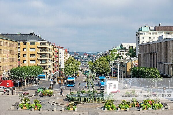 Stadtansicht der Avenyn mit einem Wasserbrunnen und Bussen und Autos auf der Stadtstraße in Göteborg  Göteborg  Schweden  Europa