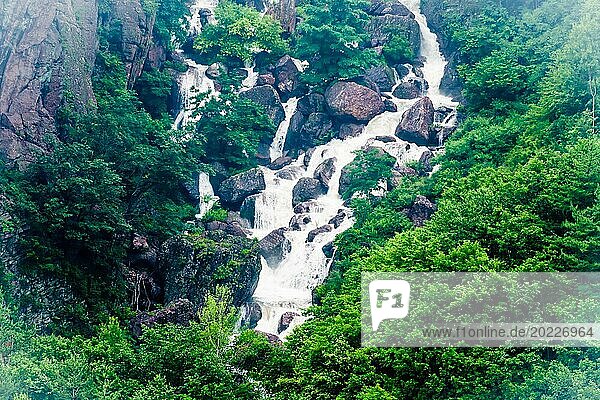 Felsiger Wasserfall mit mehreren Kaskaden inmitten eines dichten grünen Waldes  in Südkorea