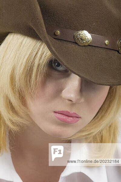 Attraktives Cowgirl mit braunem Hut in Großaufnahme