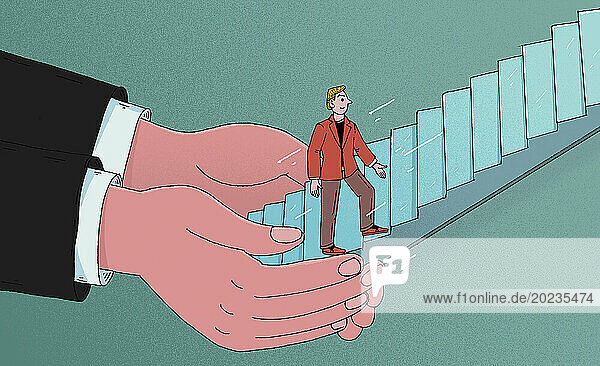 StÃ¼tzende HÃ¤nde helfen einem Mann die Treppe hinauf