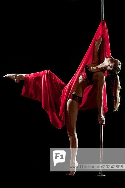 Porträt einer Pole Dance Frau in rotem Bikini mit Stoff in voller Länge