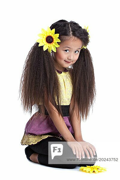Full Länge Porträt der Mode asiatischen kleinen Mädchen mit Sonnenblumen im Kopf. vor weißem Hintergrund
