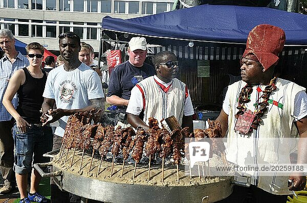Afrikanische Grillchefs am Caliente Festival sorgen für schmackhafte Stärkung. Afrikanischer Grill am Caliente Festival in Zürich