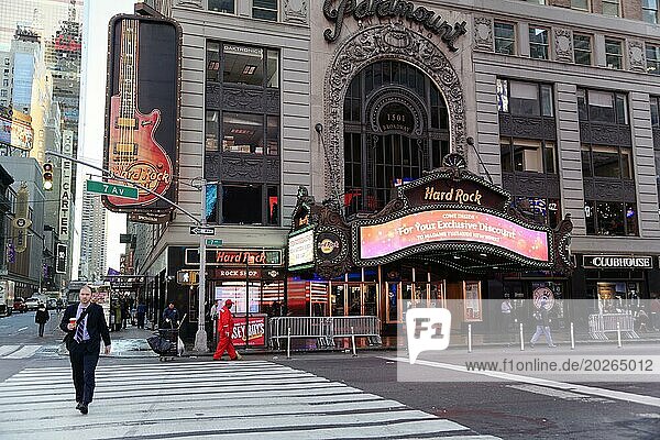 Blick auf das Hard Rock Café am Times Square mit Passanten auf dem Gehweg  downtown Manhattan  Manhattan  New York City  USA  Nordamerika