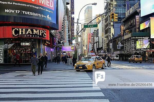Belebte städtische Straßenkreuzung mit Taxi  Fußgängern und Werbeschildern  downtown Manhattan  Manhattan  New York City  USA  Nordamerika