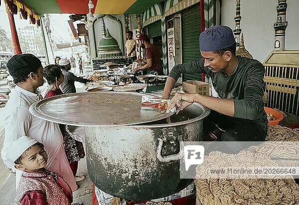 Menschen kaufen an einem Stand Lebensmittel  um ihr Fasten während des heiligen Monats Ramadan zu brechen  am 15. März 2024 in Guwahati  Assam  Indien  Asien