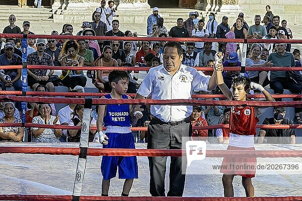 Oaxaca  Mexiko  Der Schiedsrichter erklärt den Sieger eines Jugendboxkampfes auf dem Zocalo  Mittelamerika