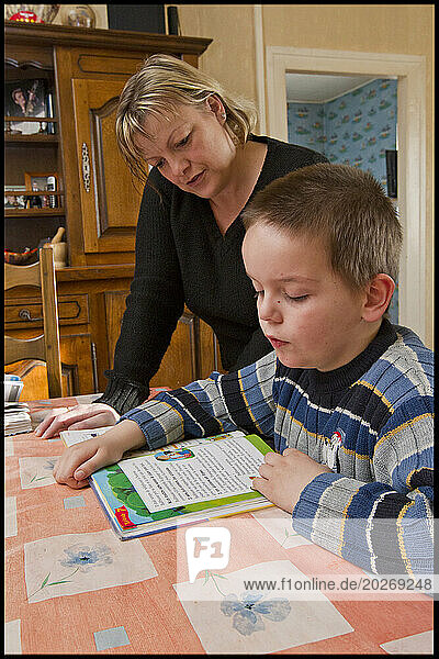 Home help for families. CAF contract (birth supplement). TISF: Social and Family Intervention Technician  Stephanie works with the P family following a difficult pregnancy (4 years ago) and as part of a CAF (birth replacement) contract. It helps parents with daily tasks and in the management and education of children. Stephanie watches over and helps Romain who is doing his class homework.