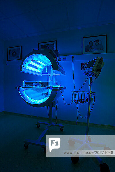 Place infants in a phototherapy tunnel. In the first days after birth the bilirubin level of the newborn can vary. Phototherapy sessions restore the balance.
