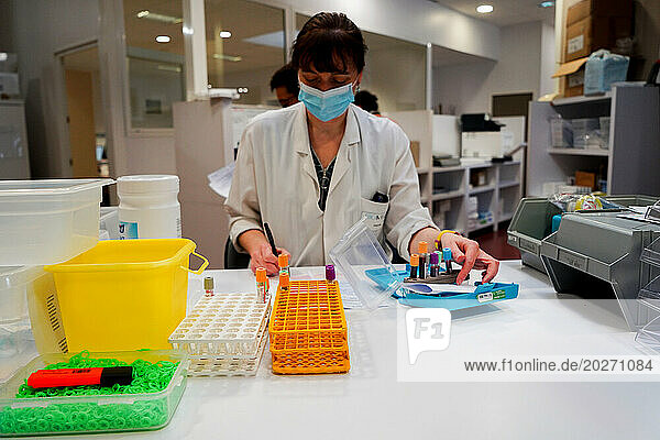 Technical platform of the Inovie 34 laboratory . Receipt of the boxes containing the blood tests brought to the laboratory by the nurses. The technician dispatches the tubes in racks according to the analyzes to be performed.