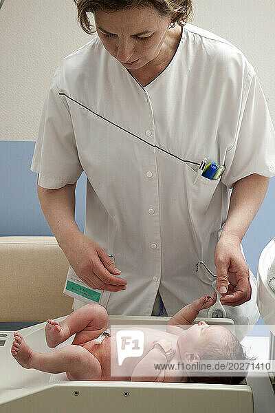 The newborn is weighed. Saint Vincnet de Paul Hospital  Lille.