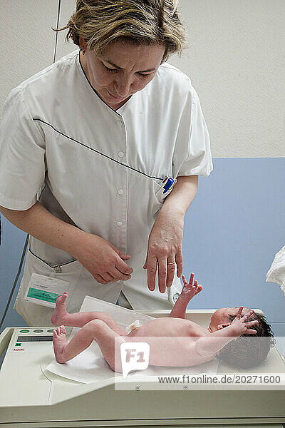 The newborn is weighed. Infant toilet by a childcare assistant. Saint Vincent de Paul Hospital  Lille.