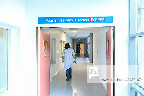 Nurse walking from behind in a corridor of the Angoulême hospital.
