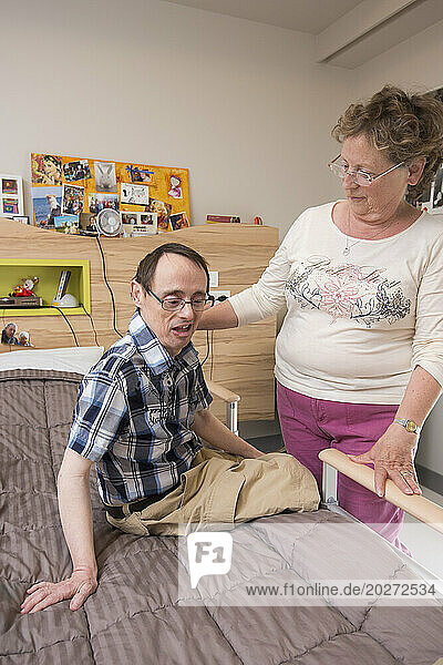 EHPAD - Boarder with a mental disability receiving family (his sister) in his room.