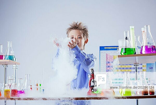 Neugieriger Junge beobachtet chemische Reaktion eines Reagenzes  Nahaufnahme