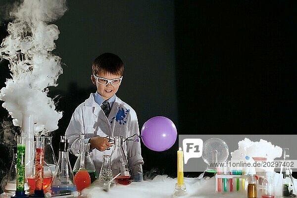 Bild eines lächelnden kleinen Wissenschaftlers beim Experimentieren im Labor