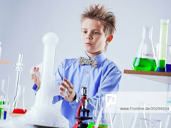 Bild eines neugierigen Schülers  der die Reaktion auf ein Experiment beobachtet