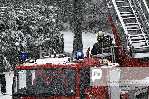 Feuerwehreinsatz in dichtem Schneetreiben