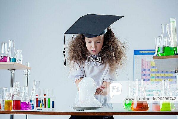 Neugieriges Mädchen beobachtet das Ergebnis eines Experiments im Labor