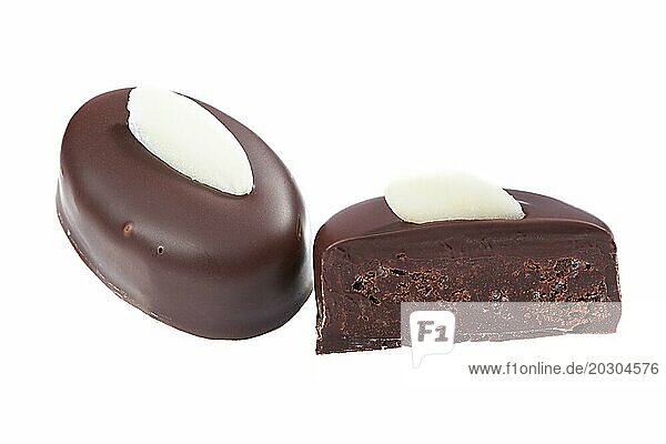 Bild der köstlichen dunklen Schokolade Süßigkeiten vor weißem Hintergrund