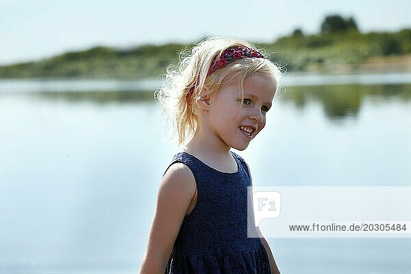 Bild von bezaubernden kleinen Mädchen auf See Hintergrund  Nahaufnahme