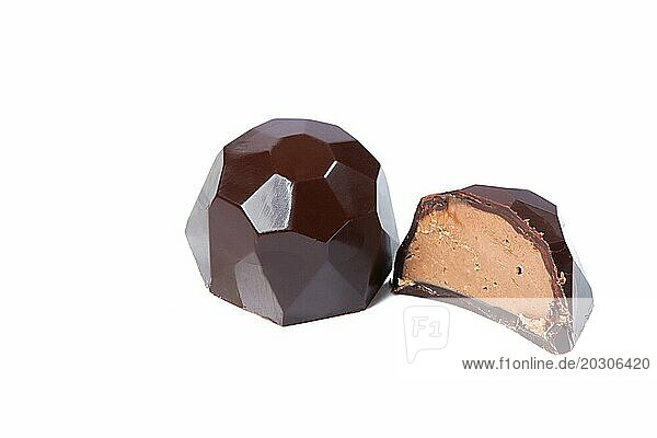 Bild von appetitlichen Schokolade Süßigkeiten vor weißem Hintergrund