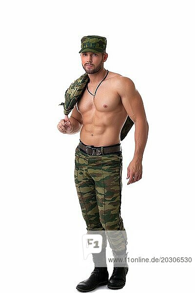 Sexy halb bekleideter Soldat  der vor der Kamera posiert  vor weißem Hintergrund