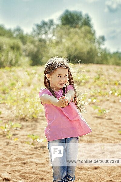Schönheit kleines Mädchen posiert vor der Kamera  Sommer am Flussufer