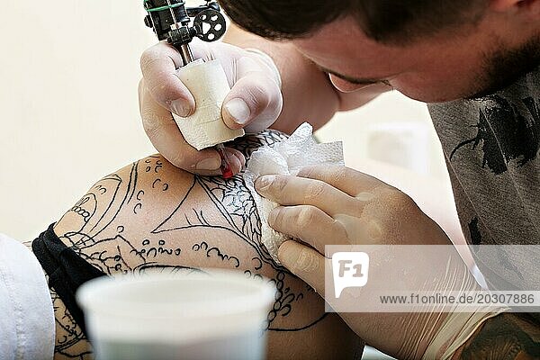 Studioaufnahme eines Meisters  der ein Tattoo kreiert  Nahaufnahme