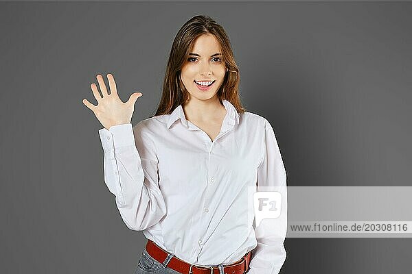 Glückliche Frau zeigt fünf Finger. Zählen mit Fingern Konzept