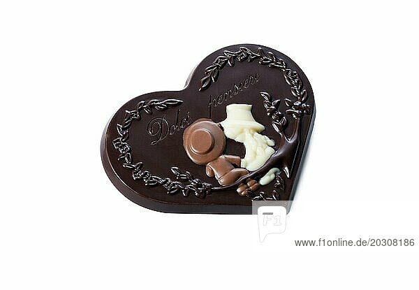 Geschenk Schokoladentafel in Form eines Herzens  vor weißem Hintergrund