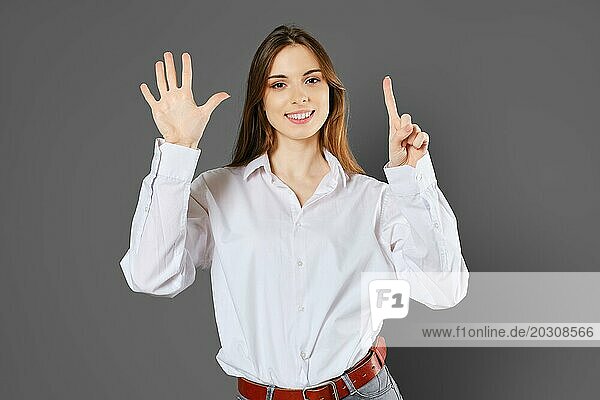 Fröhliche Frau zeigt sechs Finger. Zählen mit Fingern Konzept