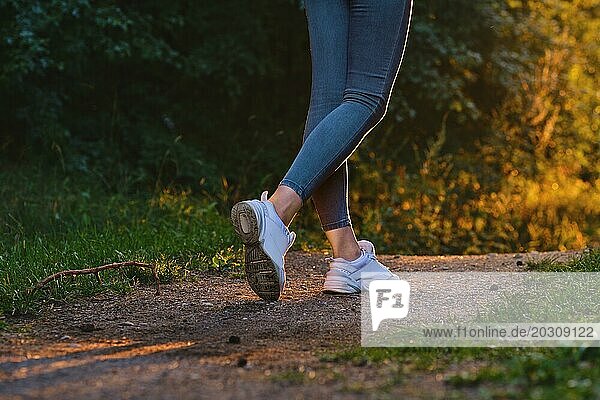 Nahaufnahme von weiblichen Wanderer Füße zu Fuß auf Waldweg