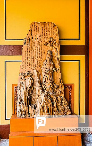Holzschnitzerei eines stehenden Buddhas in einem Berg mit chinesischem Text im Manblsa Tempel in Yeongcheon  Südkorea  Asien