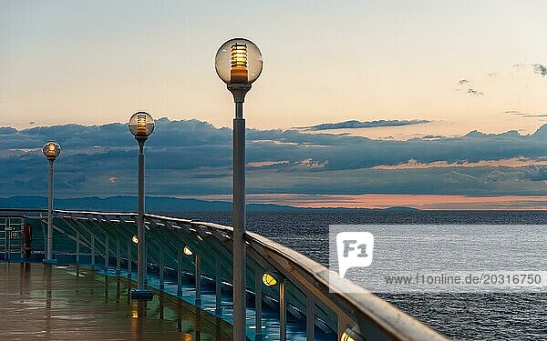 TUI Marella Discovery Kreuzfahrtschiff bei Sonnenaufgang über dem Mittelmeer  Barcelona  Spanien  Europa