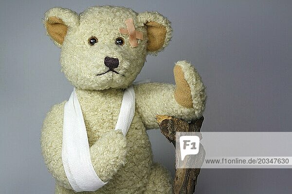 Verletzter Teddy mit Stock