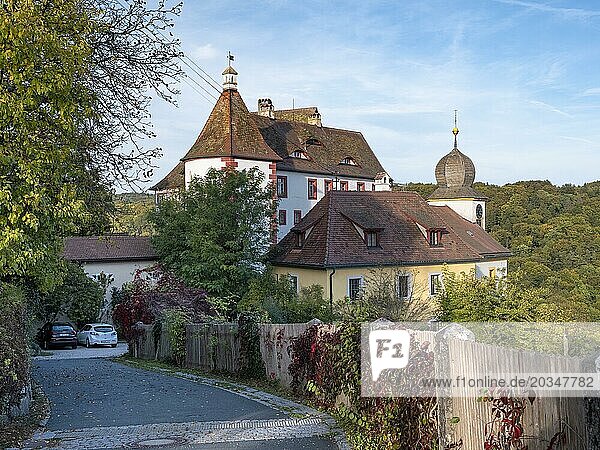 Burg Egloffstein über dem Trubachtal im Herbst  Egloffstein  Oberfranken  Fränkische Schweiz  Bayern  Deutschland  Europa