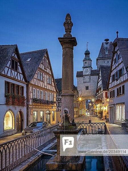 Rödergasse mit Röderbrunnen  Markusturm und Röderbogen in der Morgendämmerung  Rothenburg ob der Tauber  Mittelfranken  Bayern  Deutschland  Europa