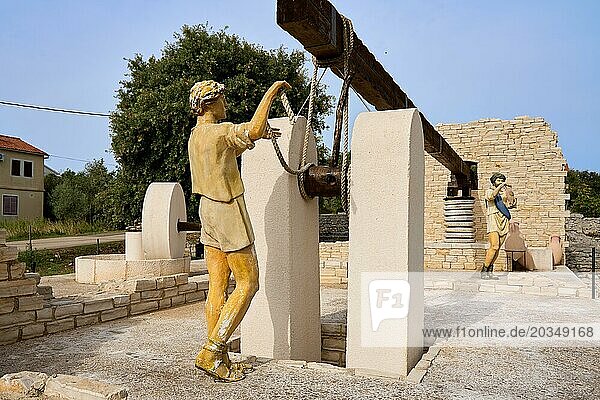 Nachbildung einer römischen Ölmühle  bei einer archäologische Stätte mit den Überresten einer alten Ölmühle aus dem 1. Jahrhundert  in der das berühmte liburnische Olivenöl hergestellt wurde  in dem Dorf Muline  Insel Ugljan  Dalmatien  Kroatien  Europa