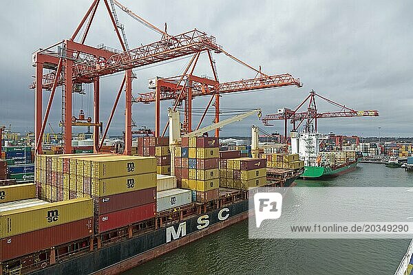 Containerschiffe  Containerbrücke  Hafen  Dublin  Republik Irland
