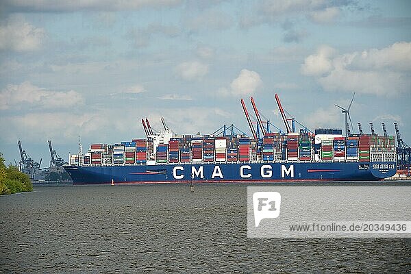 Containerschiff wird im Hamburger Hafen  Burchardkai entladen  Deutschland  Europa