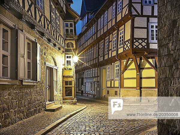 Enge Gasse mit Fachwerkhäusern und Kopfsteinpflaster in der historischen Altstadt am Abend  UNESCO Welterbe  Quedlinburg  Sachsen-Anhalt  Deutschland  Europa