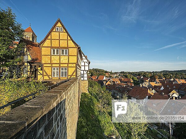 Ausblick vom Schlossberg auf die Dächer der Fachwerkhäuser in der historischen Altstadt  UNESCO Welterbe  Quedlinburg  Sachsen-Anhalt  Deutschland  Europa