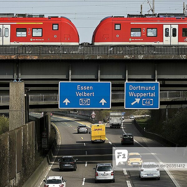 Regionalzug fährt über die Autobahn A535 am Sonnborner Kreuz  Autobahnkreuz  Wuppertal  Nordrhein-Westfalen  Deutschland  Europa