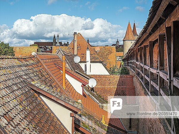Blick vom Wehrgang der Stadtmauer auf die Häuser und Türme der historischen Altstadt  Rothenburg ob der Tauber  Mittelfranken  Bayern  Deutschland  Europa