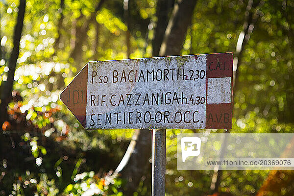 A signpost to the Pizzo Baciamorti on the Sentiero Orobie Occidentali.