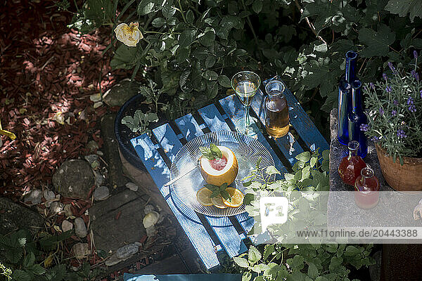 Austria  Salzburger Land  Altenmarkt im Pongau  Drinks and fruit dessertÂ on garden table