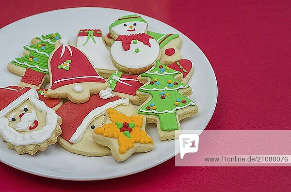 Große Weihnachten Hintergrund  Weihnachten Kekse auf weißem Teller mit rotem Hintergrund