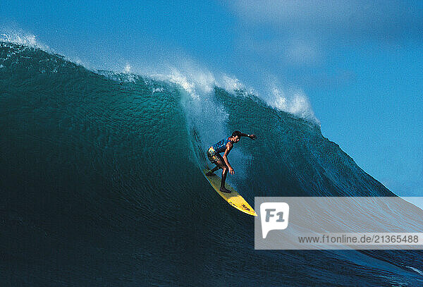 Hawaii. Surfing. Australian pro-surfer. Barton Lynch. 1986.